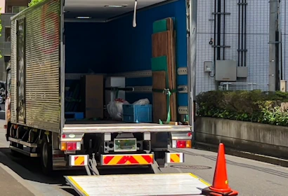 テールゲートリフター付きトラック