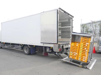 テールゲートリフター付きトラック