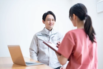 作業衣の男性と医療職の女性