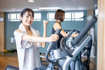 トレーニングする女性