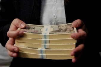 お金を差し出す人物