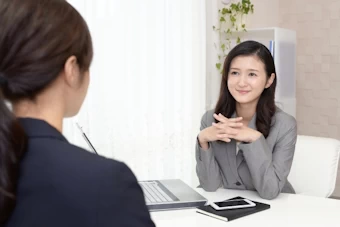 面談する女性