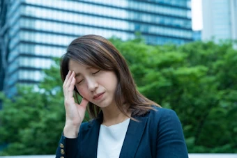 出勤時に悩む女性