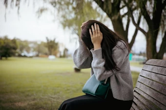 ふさぎこむ女性