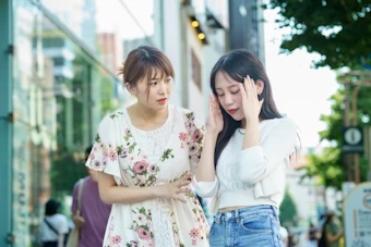 体調不良の女性を気遣う友人