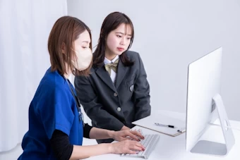 女性医師と患者