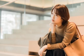 悩む女性