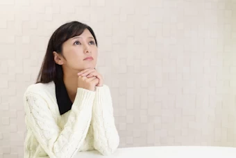 迷いながらも上を向こうとする女性