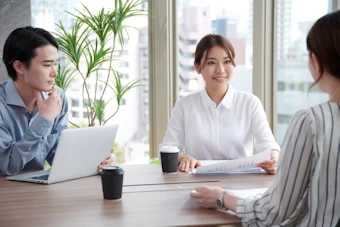 打合せをする男女