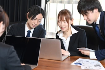 打ち合わせる男女