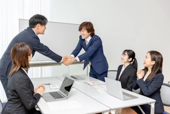 打合せをする男女