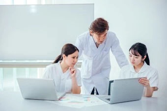 協議をする医療スタッフ