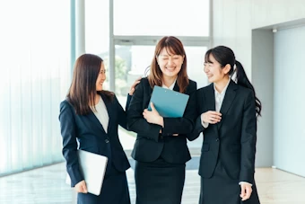 助け合う女性たち