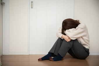 困っている男女