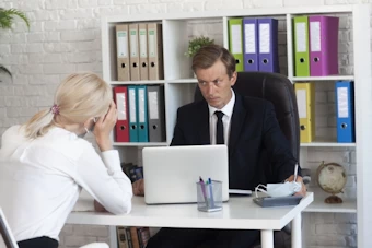 上司と面接する女性労働者
