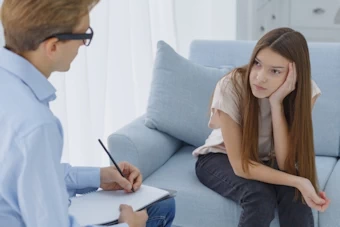 悩む女性と医師