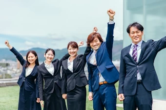 職場で落ち込む女性