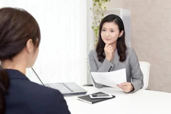 面談する女性管理職