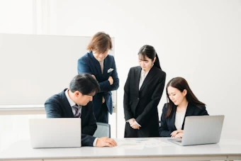 困っている男女