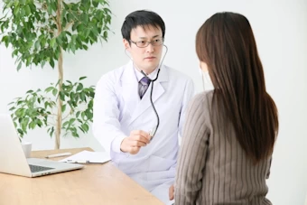 治療を受ける女性