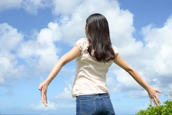 深呼吸する女性