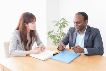 外国人と話し合うビジネスパーソン