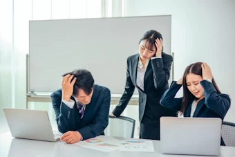 困っている男女